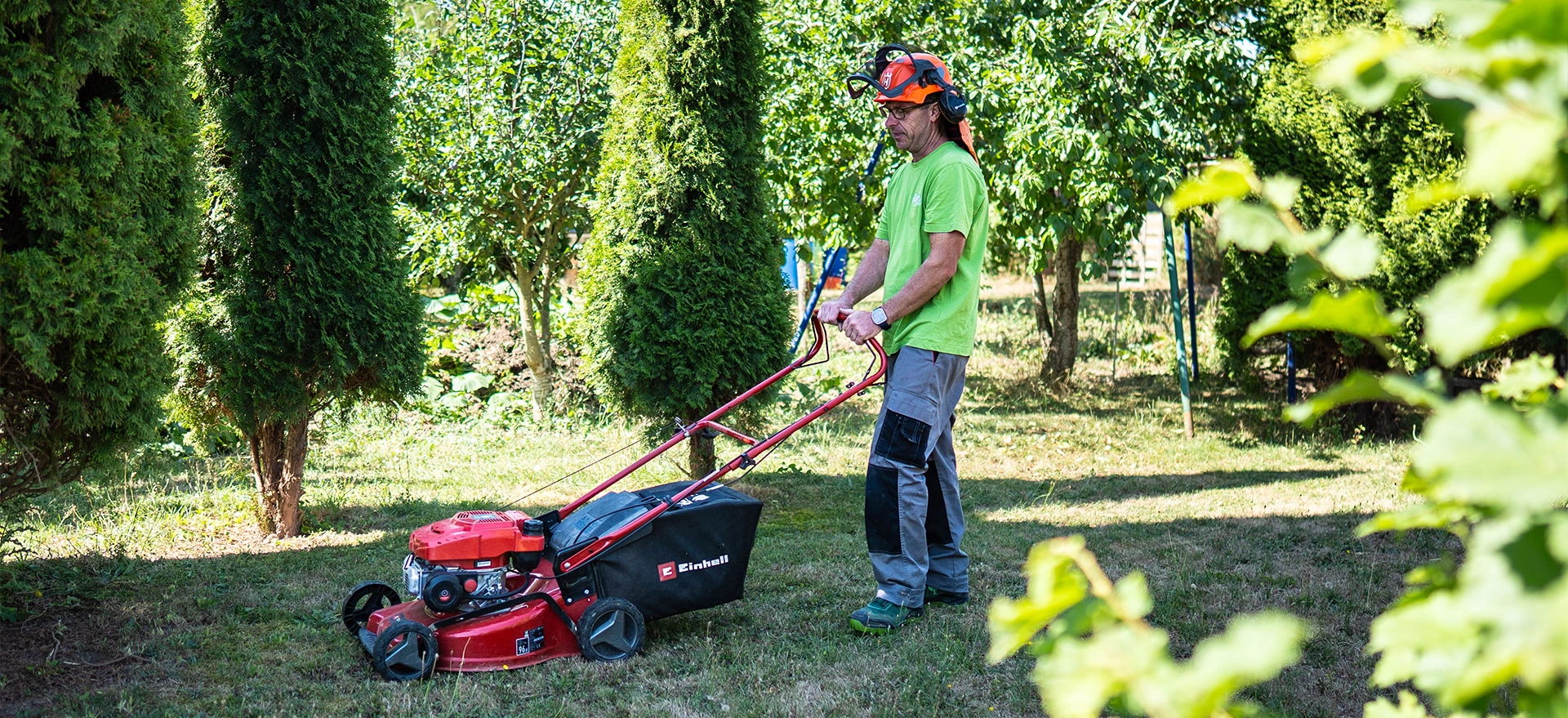 Vitali Kappes Service Vitali Kappes beim Rasenmähen